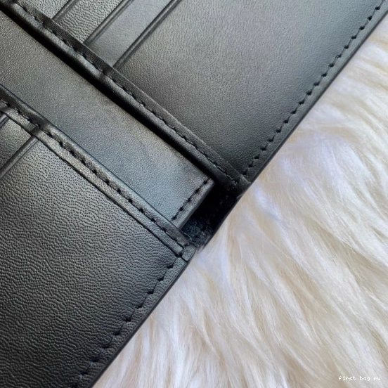 First bag ru GUCCI WALLET 0810